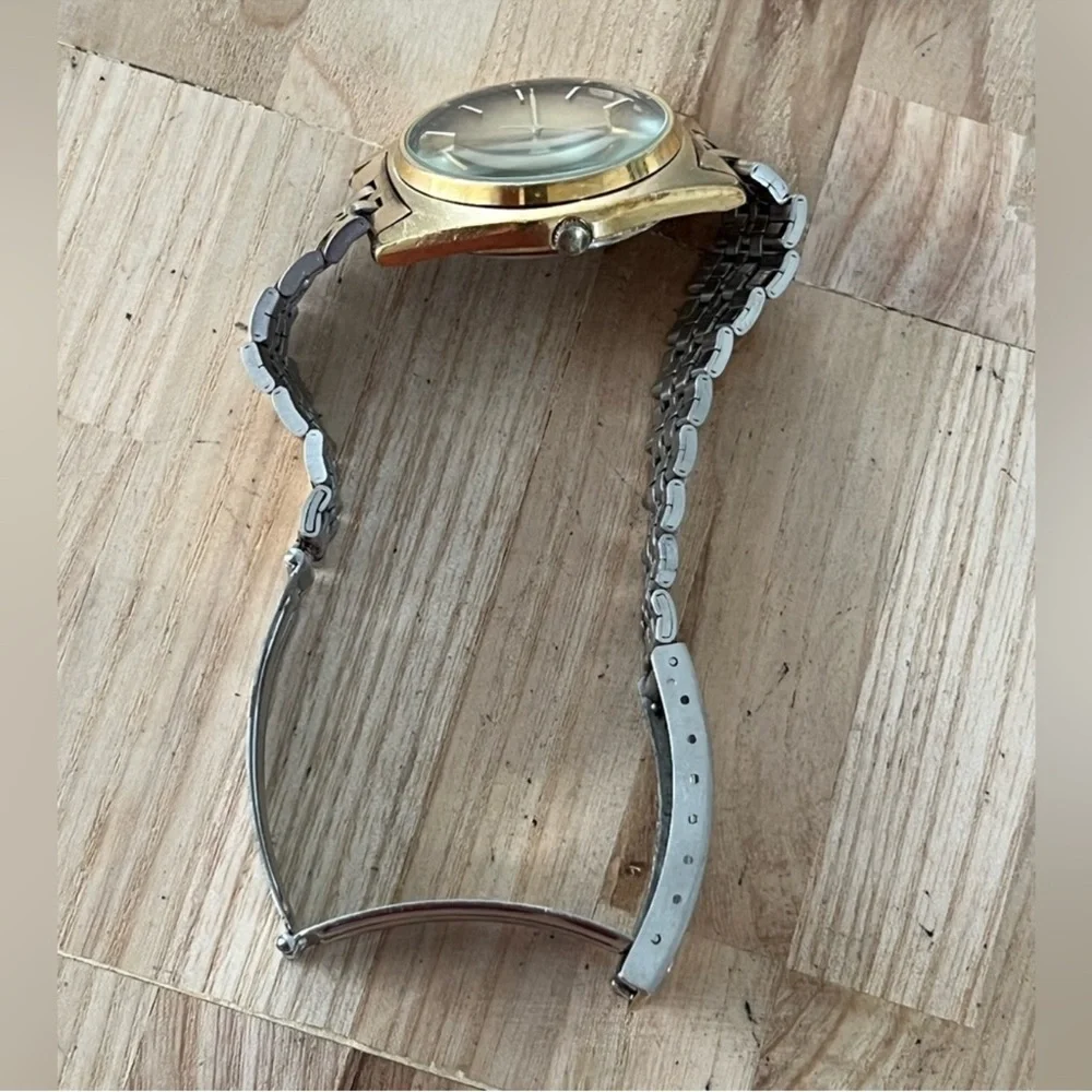 Seiko SQ RARE Vintage Men's Watch Gold Ombre Dial Date Window Gold-Tone Bracelet